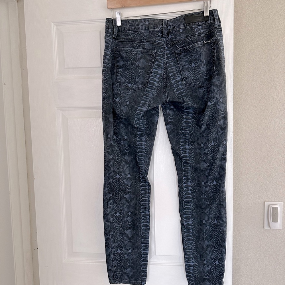 Seven7 blue snakeskin size 6 skinny cropped jeans EUC. Worn only once